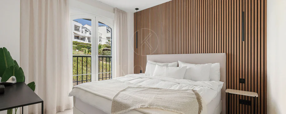 Welcome to this stunning and fully renovated penthouse with panoramic views over Higueral Golf, the mountains and the sea!