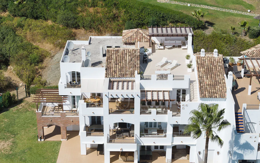 Bienvenido a este impresionante y totalmente renovado ático con vistas panorámicas sobre Higueral Golf, las montañas y el mar!