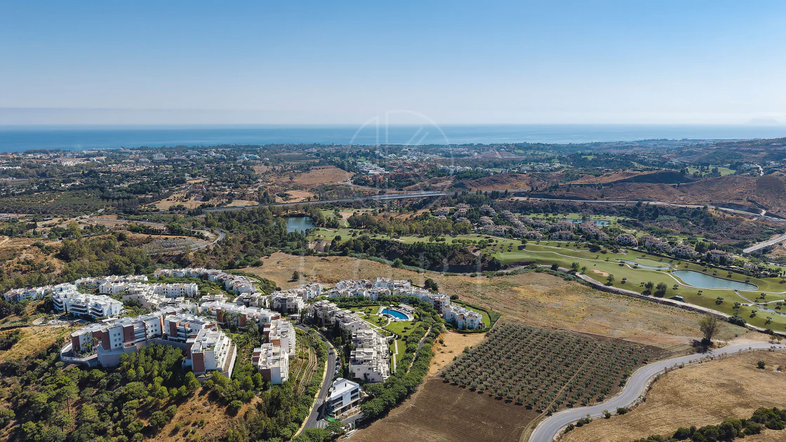 Welcome to this stunning and fully renovated penthouse with panoramic views over Higueral Golf, the mountains and the sea!