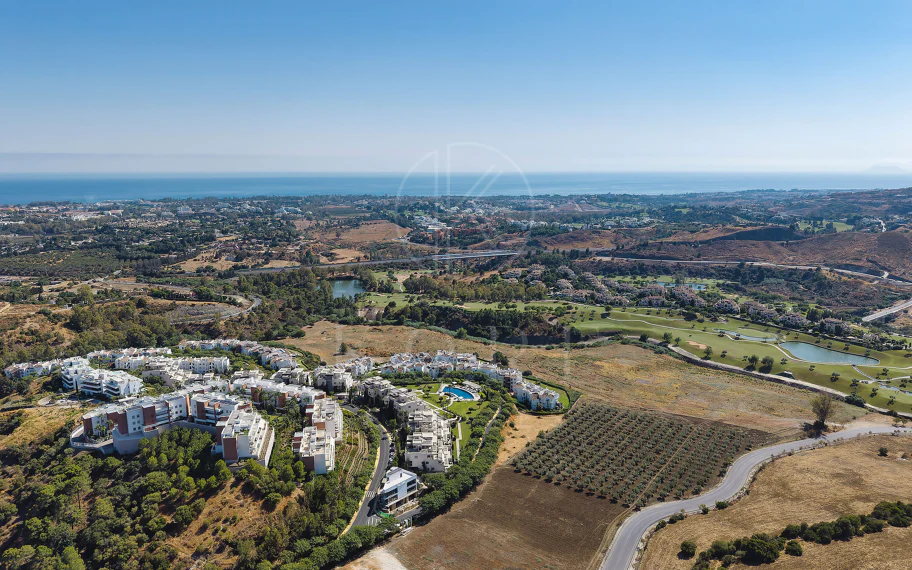 Bienvenido a este impresionante y totalmente renovado ático con vistas panorámicas sobre Higueral Golf, las montañas y el mar!