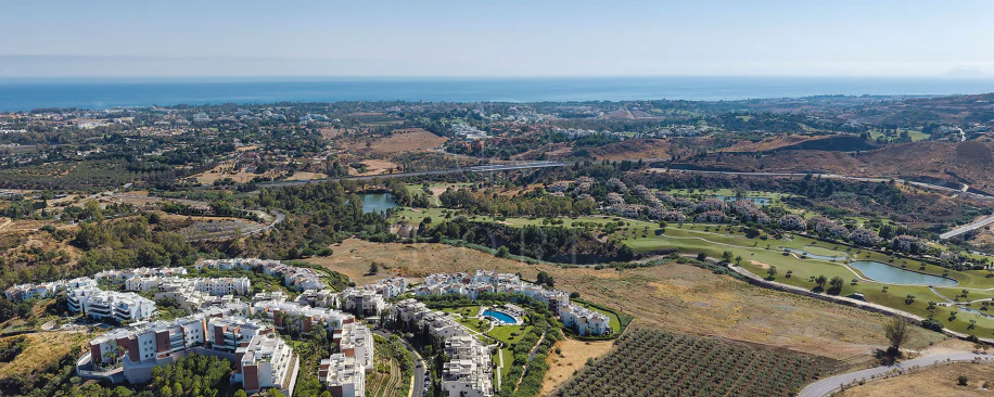 Welcome to this stunning and fully renovated penthouse with panoramic views over Higueral Golf, the mountains and the sea!