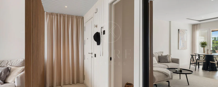 Welcome to this stunning and fully renovated penthouse with panoramic views over Higueral Golf, the mountains and the sea!