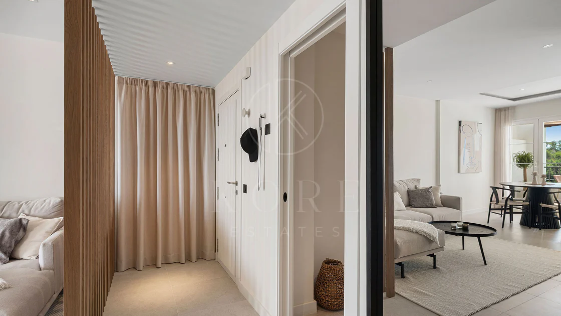 Welcome to this stunning and fully renovated penthouse with panoramic views over Higueral Golf, the mountains and the sea!