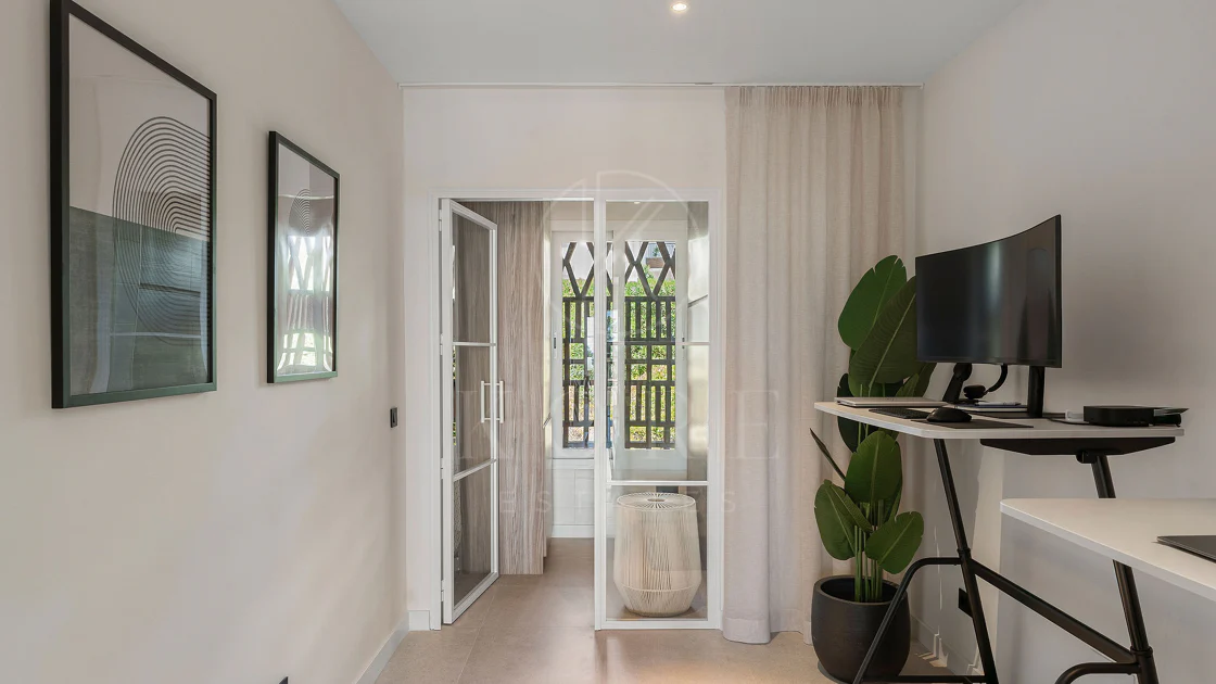 Welcome to this stunning and fully renovated penthouse with panoramic views over Higueral Golf, the mountains and the sea!
