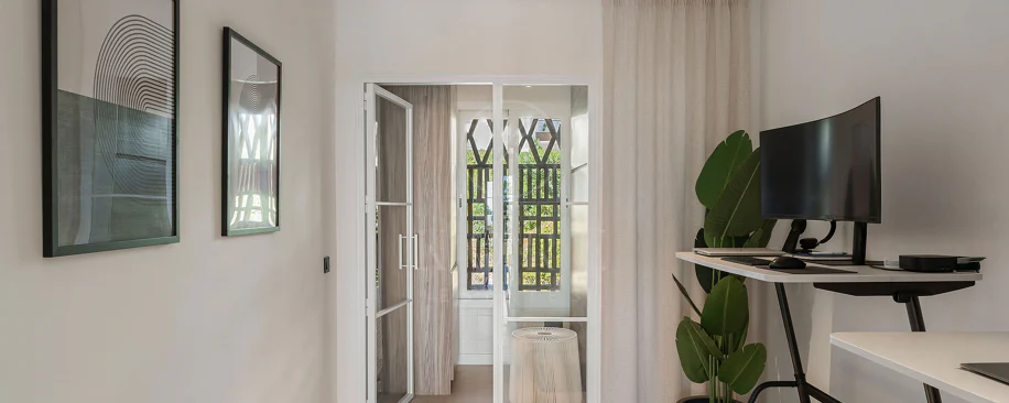 Welcome to this stunning and fully renovated penthouse with panoramic views over Higueral Golf, the mountains and the sea!