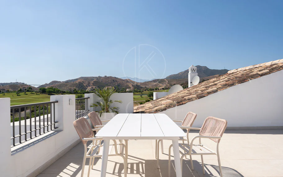 Bienvenido a este impresionante y totalmente renovado ático con vistas panorámicas sobre Higueral Golf, las montañas y el mar!
