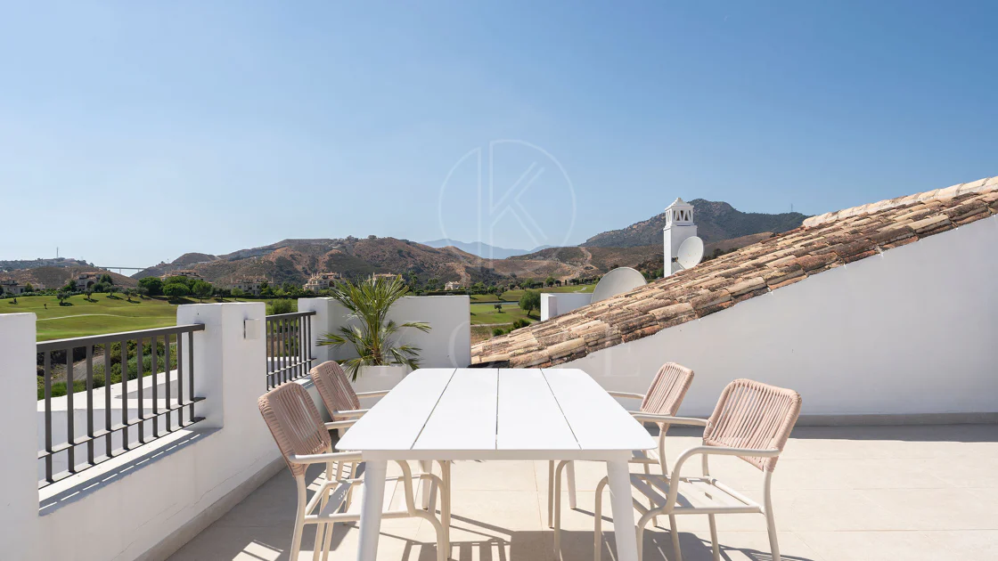Welcome to this stunning and fully renovated penthouse with panoramic views over Higueral Golf, the mountains and the sea!