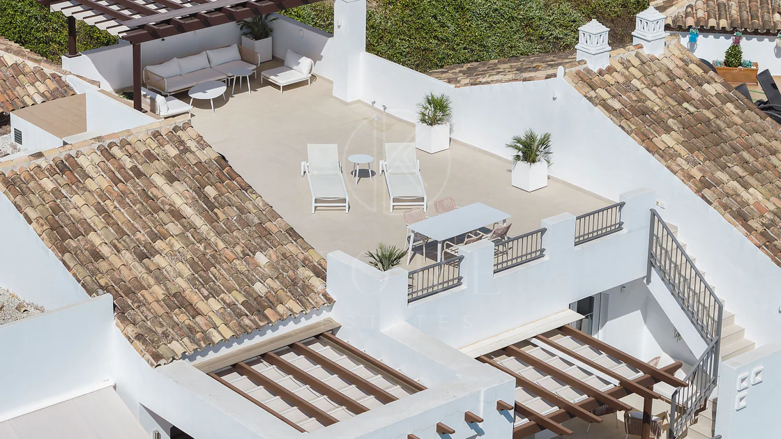 Welcome to this stunning and fully renovated penthouse with panoramic views over Higueral Golf, the mountains and the sea!
