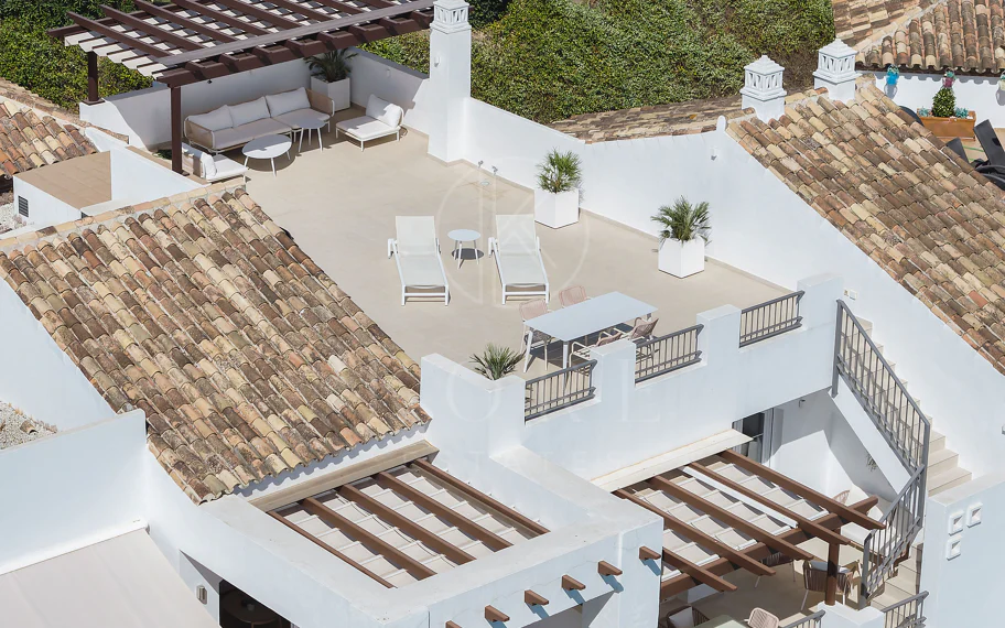Bienvenido a este impresionante y totalmente renovado ático con vistas panorámicas sobre Higueral Golf, las montañas y el mar!