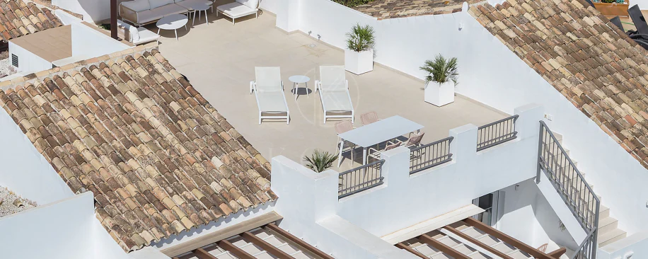 Welcome to this stunning and fully renovated penthouse with panoramic views over Higueral Golf, the mountains and the sea!