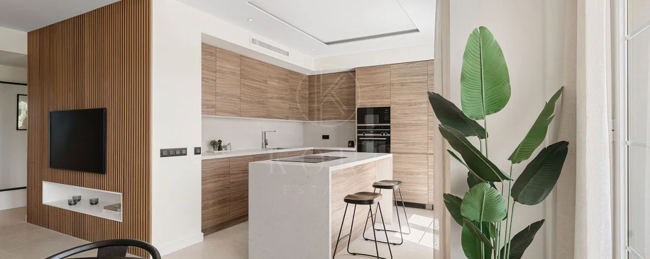 Welcome to this stunning and fully renovated penthouse with panoramic views over Higueral Golf, the mountains and the sea!