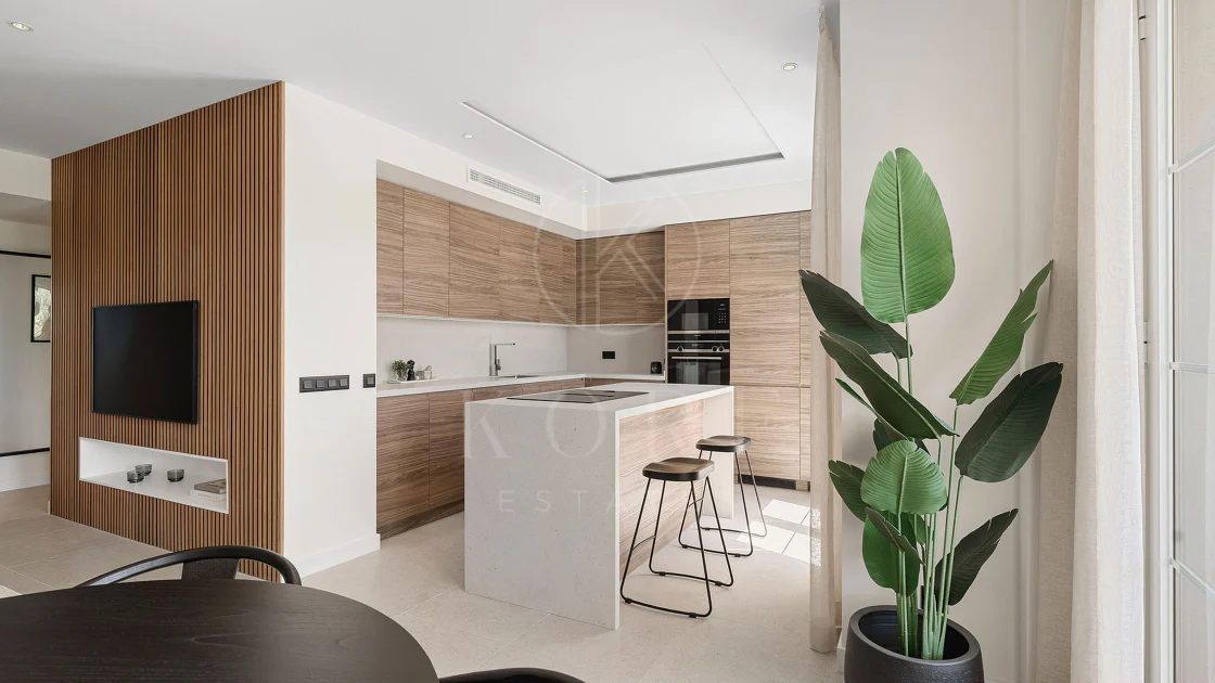 Welcome to this stunning and fully renovated penthouse with panoramic views over Higueral Golf, the mountains and the sea!