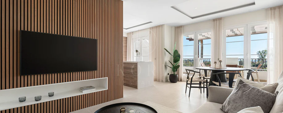 Welcome to this stunning and fully renovated penthouse with panoramic views over Higueral Golf, the mountains and the sea!