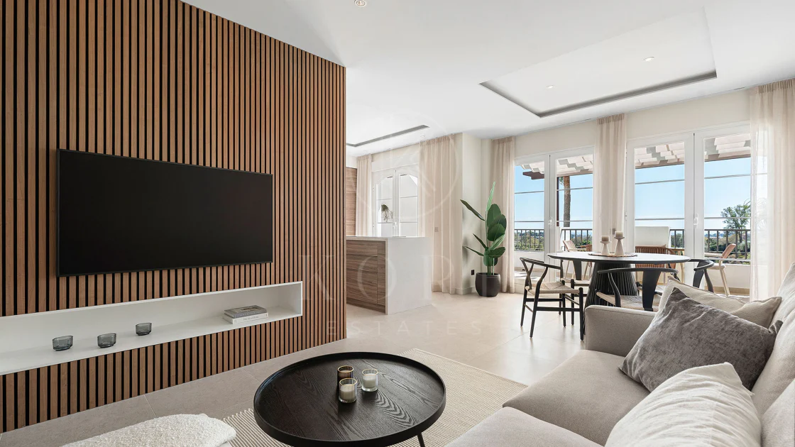 Welcome to this stunning and fully renovated penthouse with panoramic views over Higueral Golf, the mountains and the sea!