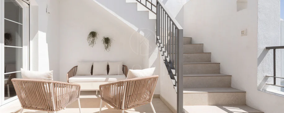Welcome to this stunning and fully renovated penthouse with panoramic views over Higueral Golf, the mountains and the sea!
