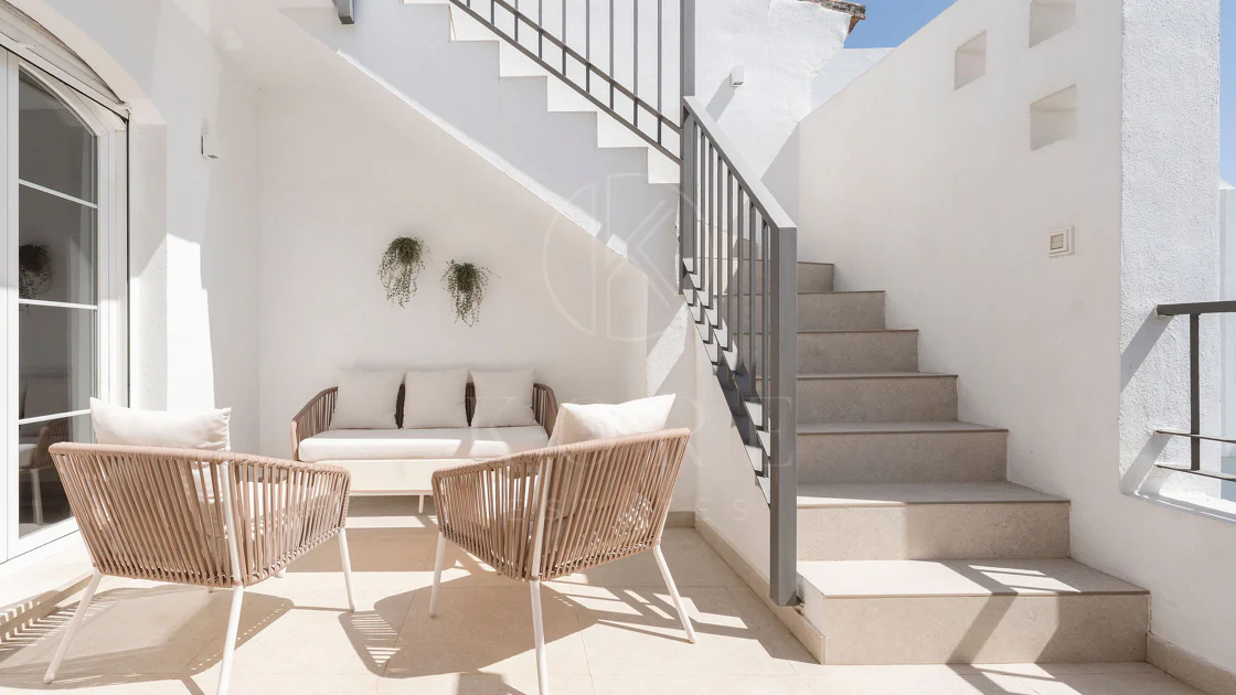 Welcome to this stunning and fully renovated penthouse with panoramic views over Higueral Golf, the mountains and the sea!