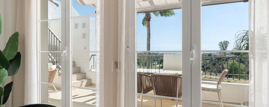 Welcome to this stunning and fully renovated penthouse with panoramic views over Higueral Golf, the mountains and the sea!