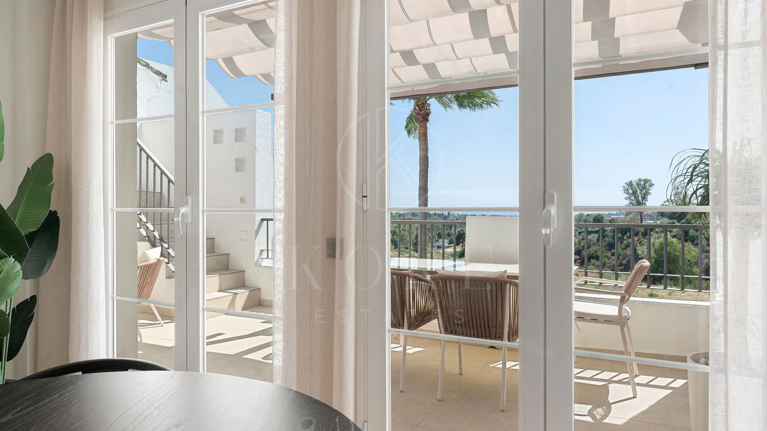 Welcome to this stunning and fully renovated penthouse with panoramic views over Higueral Golf, the mountains and the sea!
