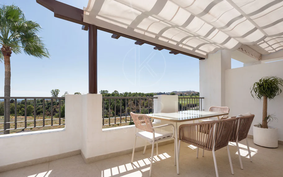 Bienvenido a este impresionante y totalmente renovado ático con vistas panorámicas sobre Higueral Golf, las montañas y el mar!