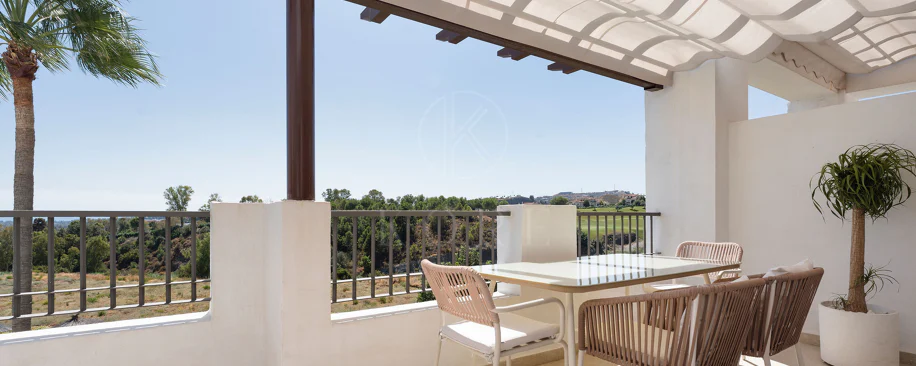 Welcome to this stunning and fully renovated penthouse with panoramic views over Higueral Golf, the mountains and the sea!