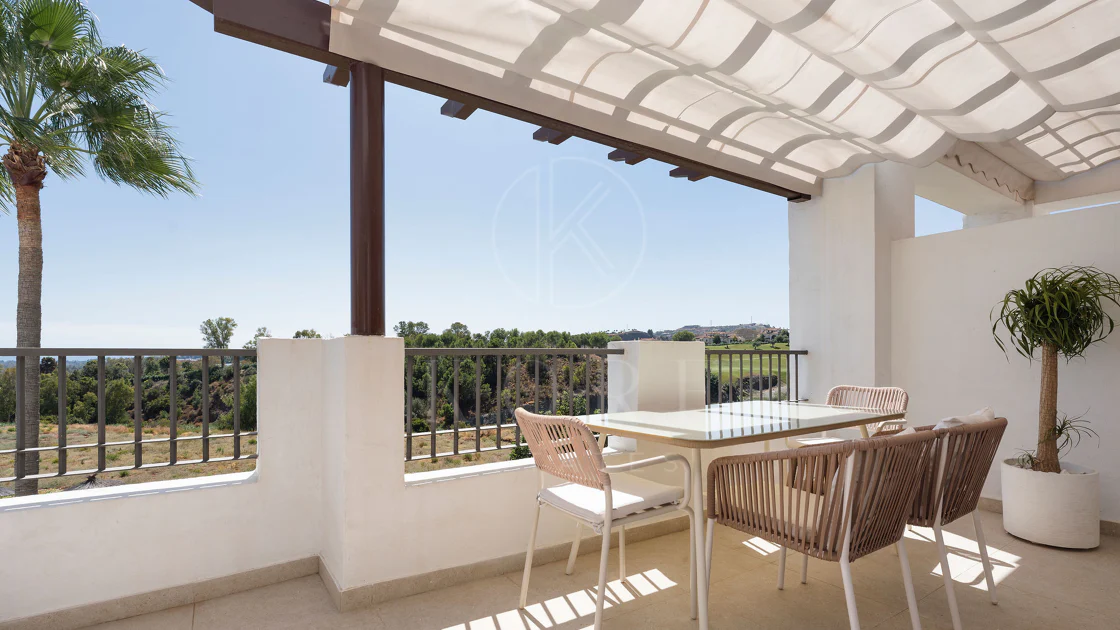 Welcome to this stunning and fully renovated penthouse with panoramic views over Higueral Golf, the mountains and the sea!