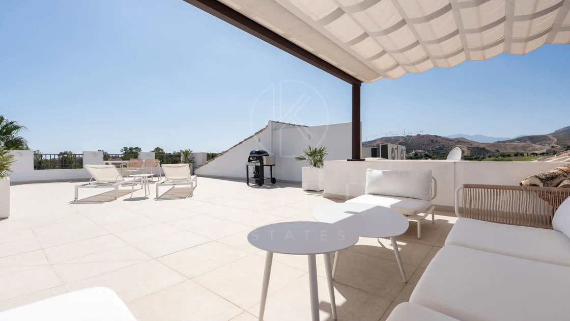 Welcome to this stunning and fully renovated penthouse with panoramic views over Higueral Golf, the mountains and the sea!