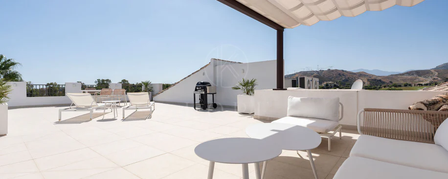 Welcome to this stunning and fully renovated penthouse with panoramic views over Higueral Golf, the mountains and the sea!