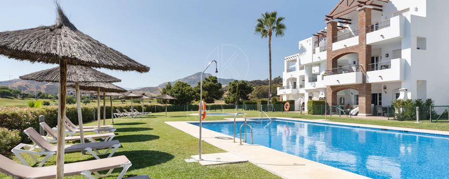 Welcome to this stunning and fully renovated penthouse with panoramic views over Higueral Golf, the mountains and the sea!