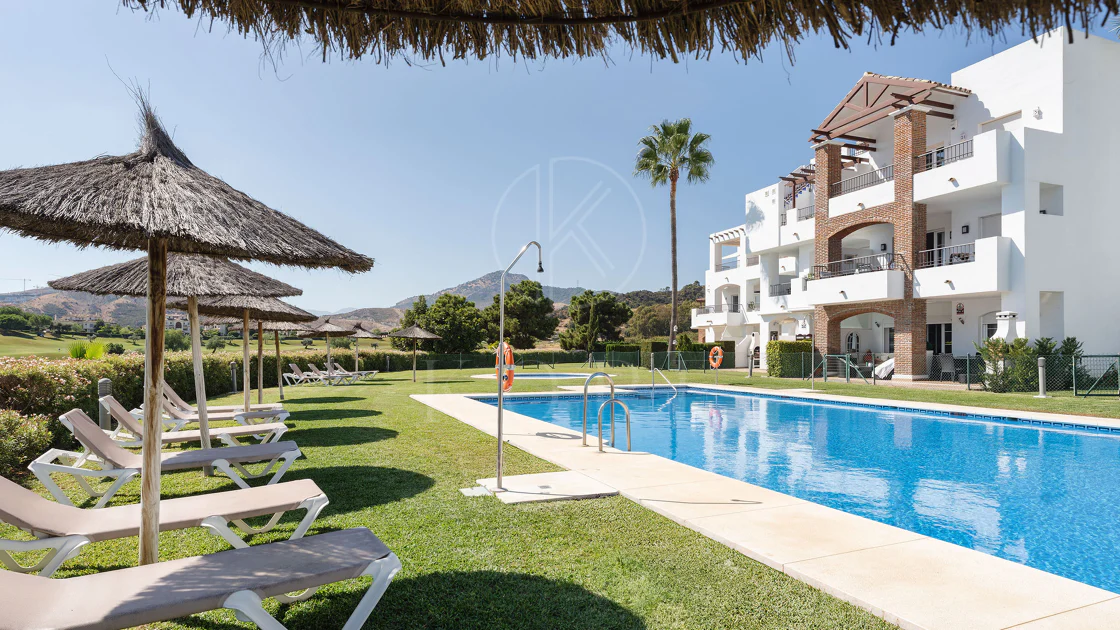 Welcome to this stunning and fully renovated penthouse with panoramic views over Higueral Golf, the mountains and the sea!