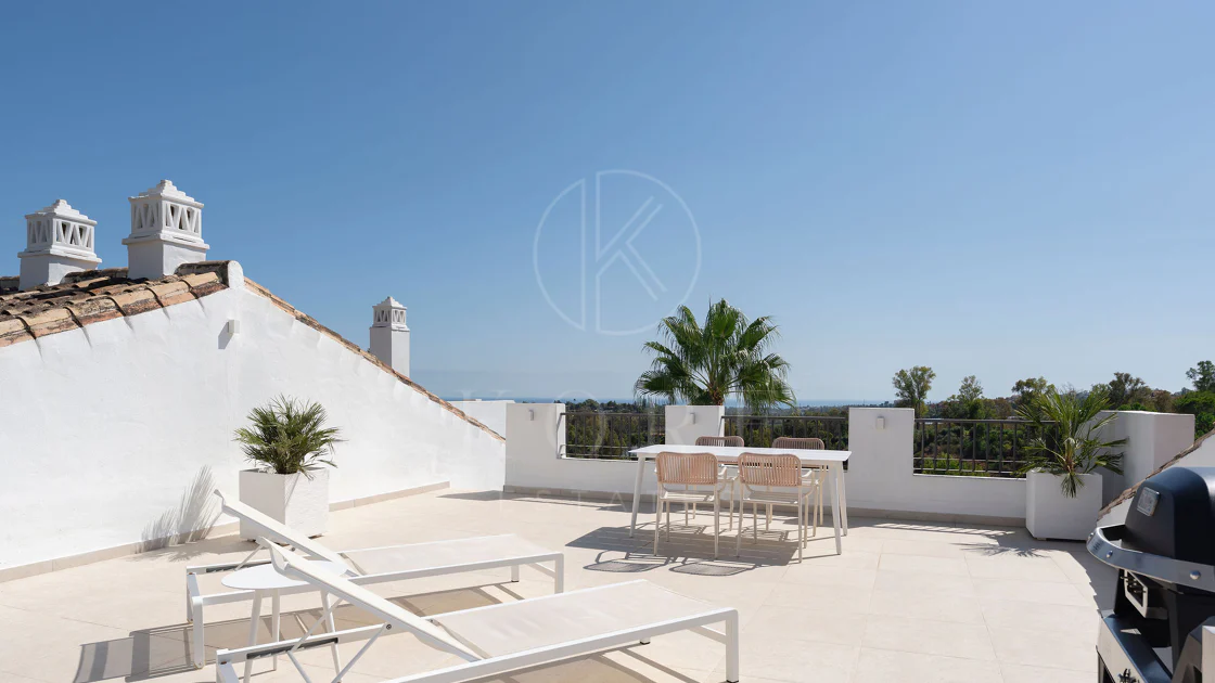 Welcome to this stunning and fully renovated penthouse with panoramic views over Higueral Golf, the mountains and the sea!