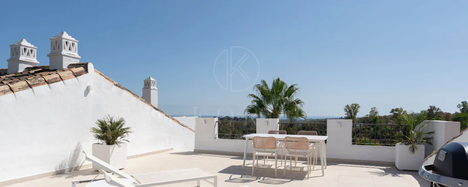 Welcome to this stunning and fully renovated penthouse with panoramic views over Higueral Golf, the mountains and the sea!