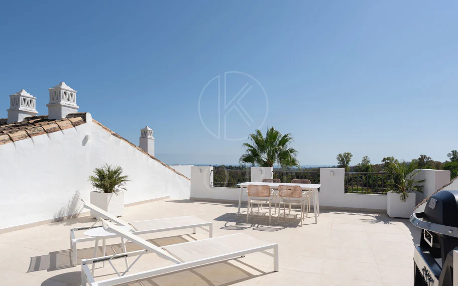 Bienvenido a este impresionante y totalmente renovado ático con vistas panorámicas sobre Higueral Golf, las montañas y el mar!
