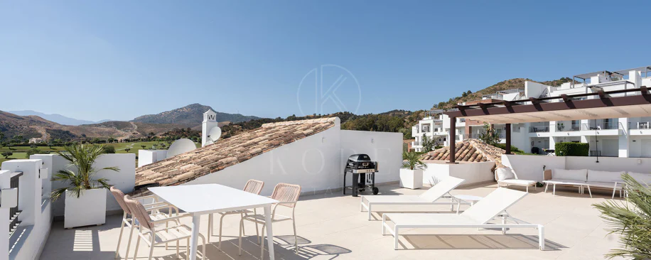 Welcome to this stunning and fully renovated penthouse with panoramic views over Higueral Golf, the mountains and the sea!