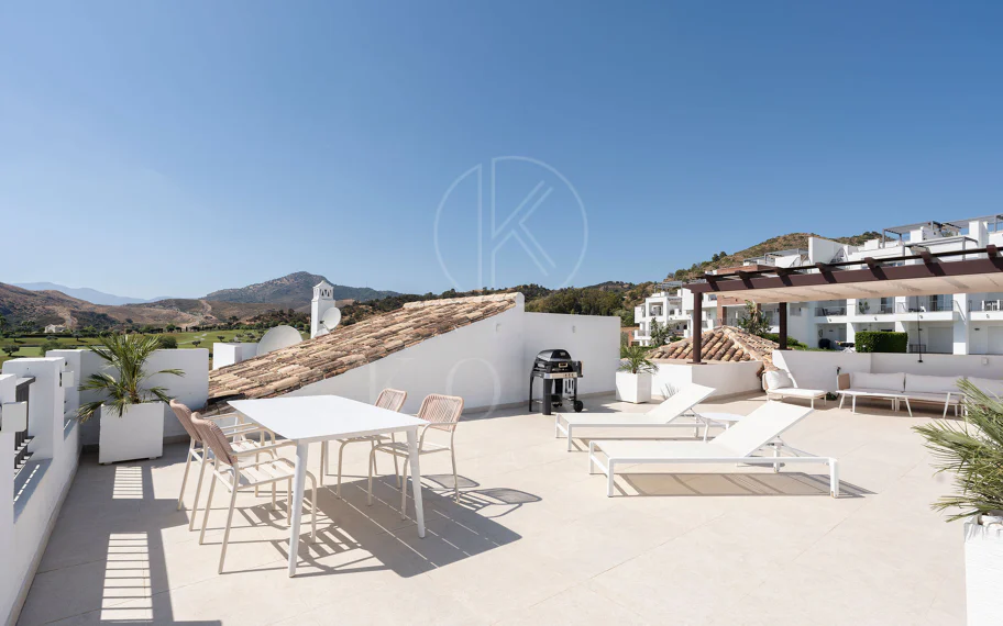 Bienvenido a este impresionante y totalmente renovado ático con vistas panorámicas sobre Higueral Golf, las montañas y el mar!
