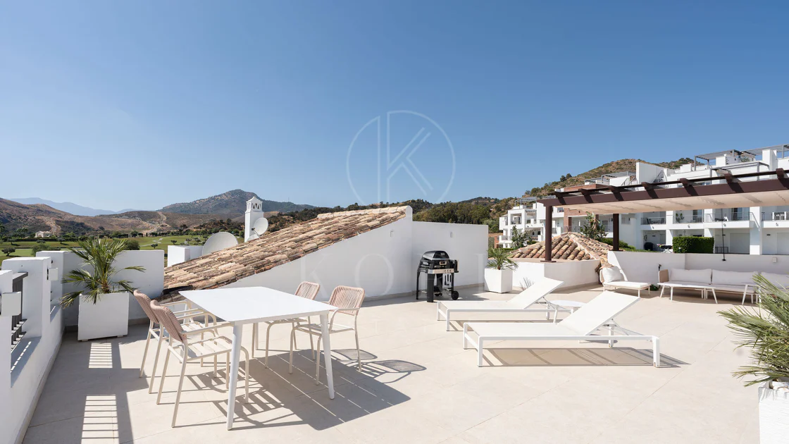 Welcome to this stunning and fully renovated penthouse with panoramic views over Higueral Golf, the mountains and the sea!