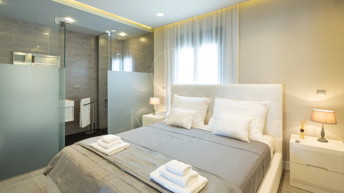 Reformado apartamento en primera línea de Puerto Banus, con vistas al mar.