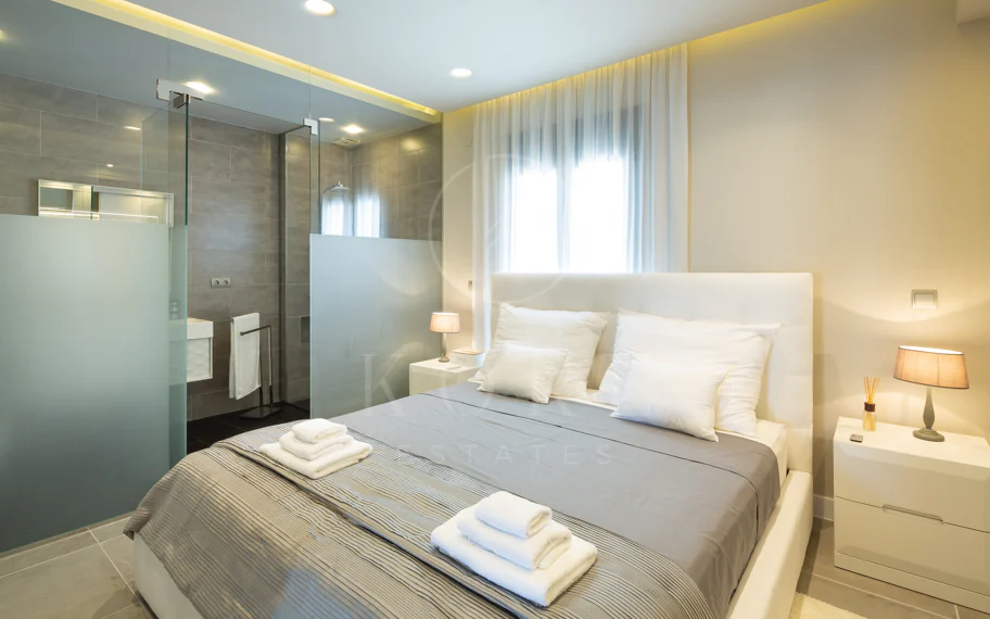 Reformado apartamento en primera línea de Puerto Banus, con vistas al mar.