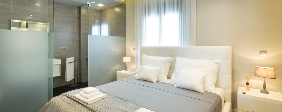 Reformado apartamento en primera línea de Puerto Banus, con vistas al mar.