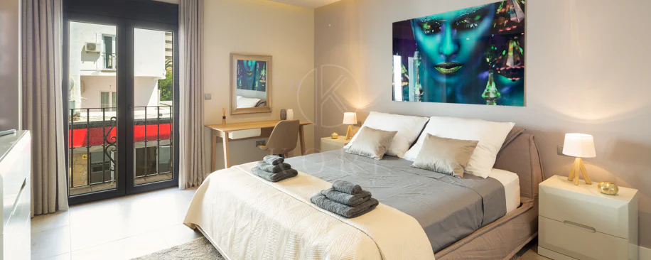 Reformado apartamento en primera línea de Puerto Banus, con vistas al mar.
