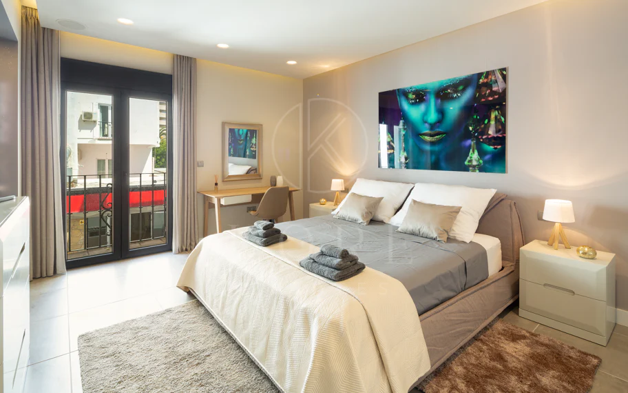 Reformado apartamento en primera línea de Puerto Banus, con vistas al mar.