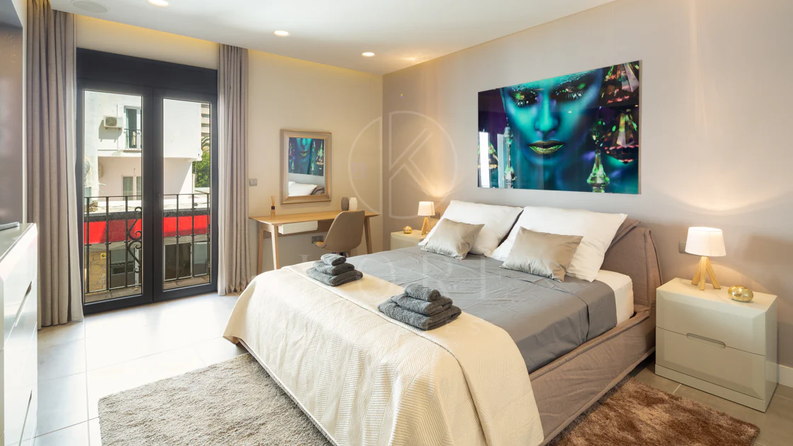Reformado apartamento en primera línea de Puerto Banus, con vistas al mar.