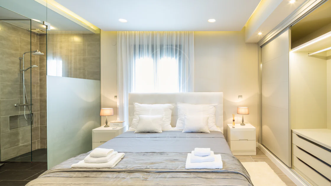 Reformado apartamento en primera línea de Puerto Banus, con vistas al mar.