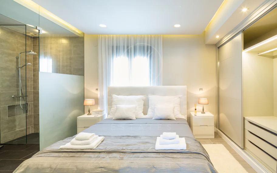 Reformado apartamento en primera línea de Puerto Banus, con vistas al mar.