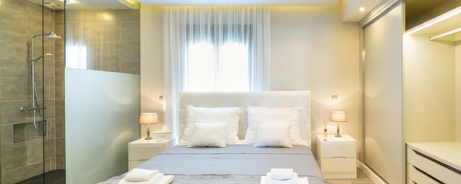 Reformado apartamento en primera línea de Puerto Banus, con vistas al mar.
