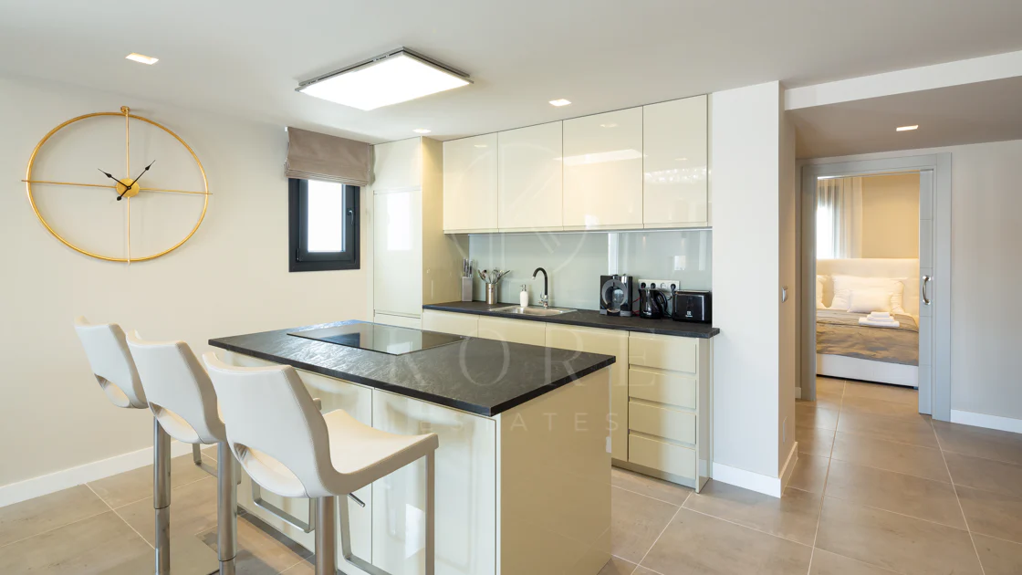 Reformado apartamento en primera línea de Puerto Banus, con vistas al mar.