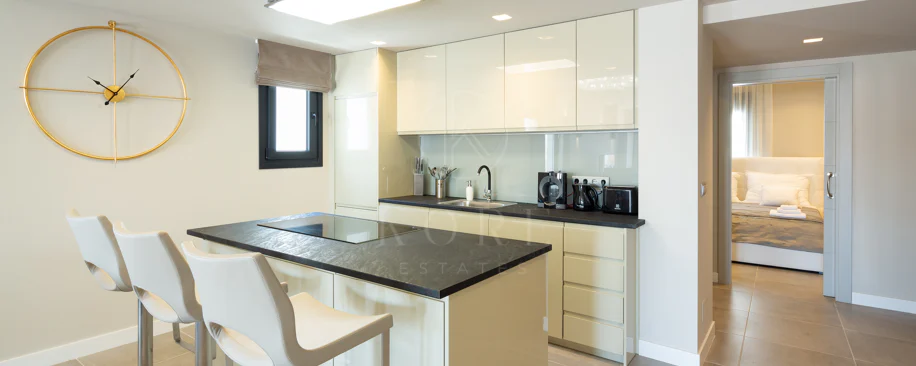 Reformado apartamento en primera línea de Puerto Banus, con vistas al mar.