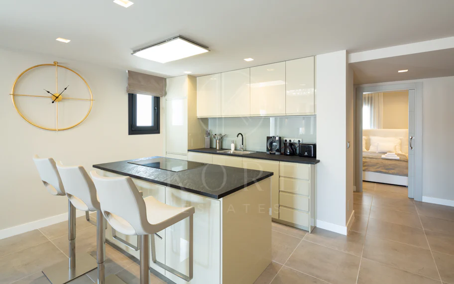 Reformado apartamento en primera línea de Puerto Banus, con vistas al mar.