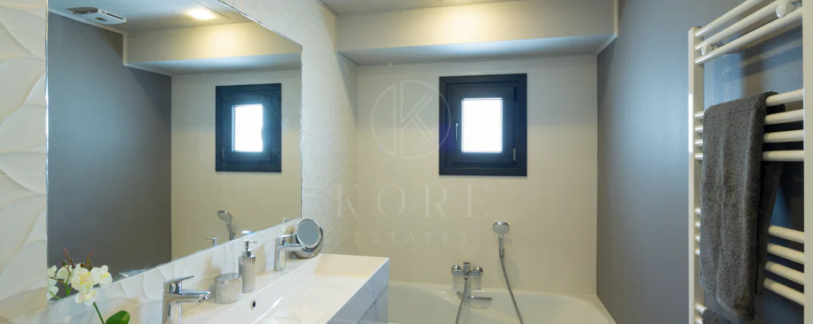 Reformado apartamento en primera línea de Puerto Banus, con vistas al mar.