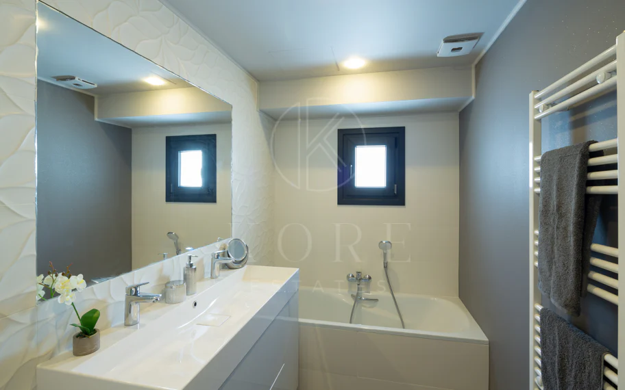 Reformado apartamento en primera línea de Puerto Banus, con vistas al mar.
