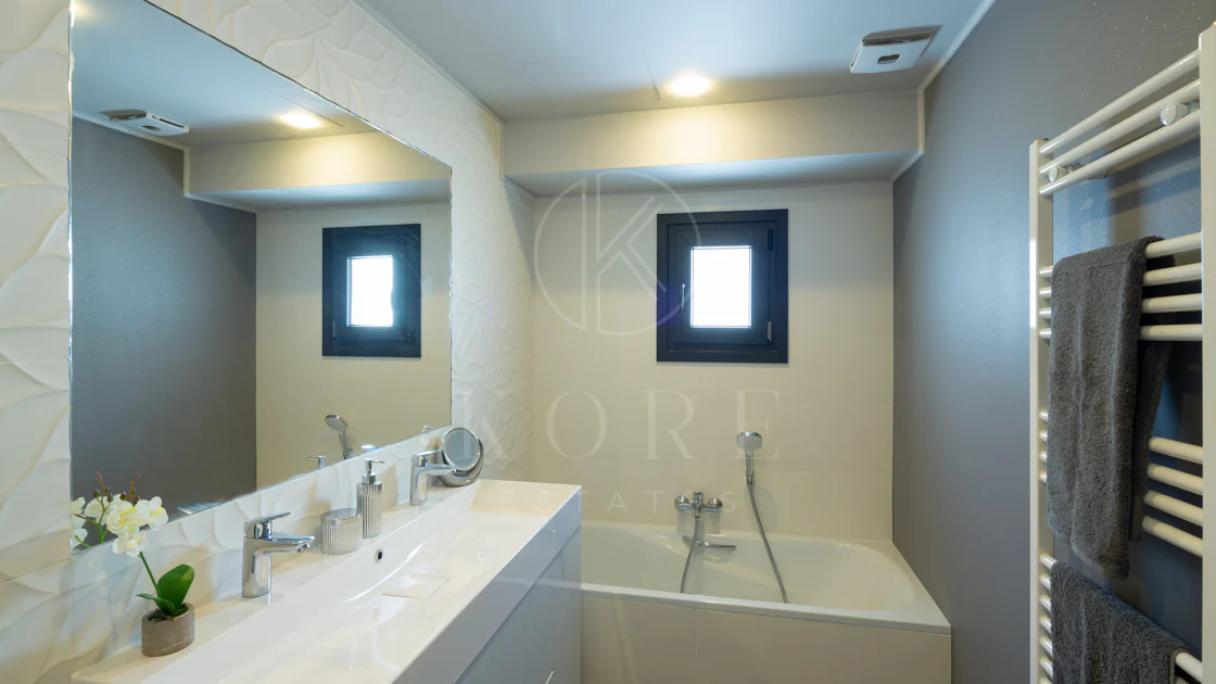 Reformado apartamento en primera línea de Puerto Banus, con vistas al mar.